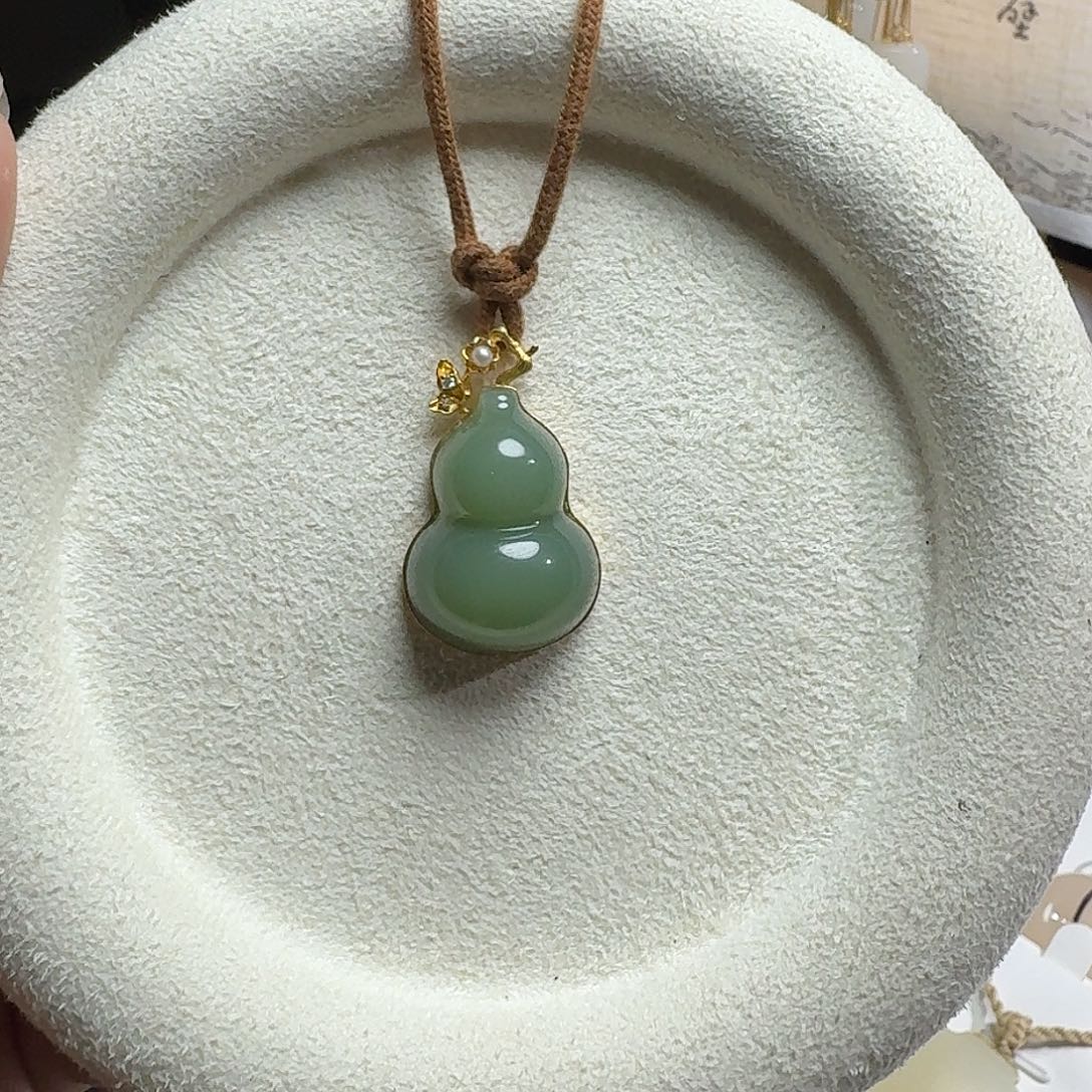 猫***了和田玉18K金镶嵌颈饰粉青葫芦