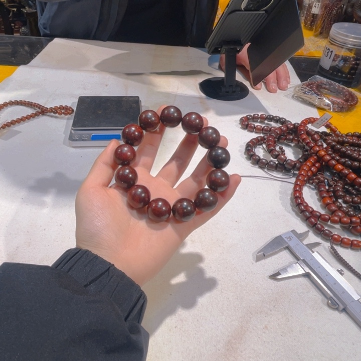 檀香紫檀（小叶紫檀）1.8满金星顶泥玉化瑕疵珠