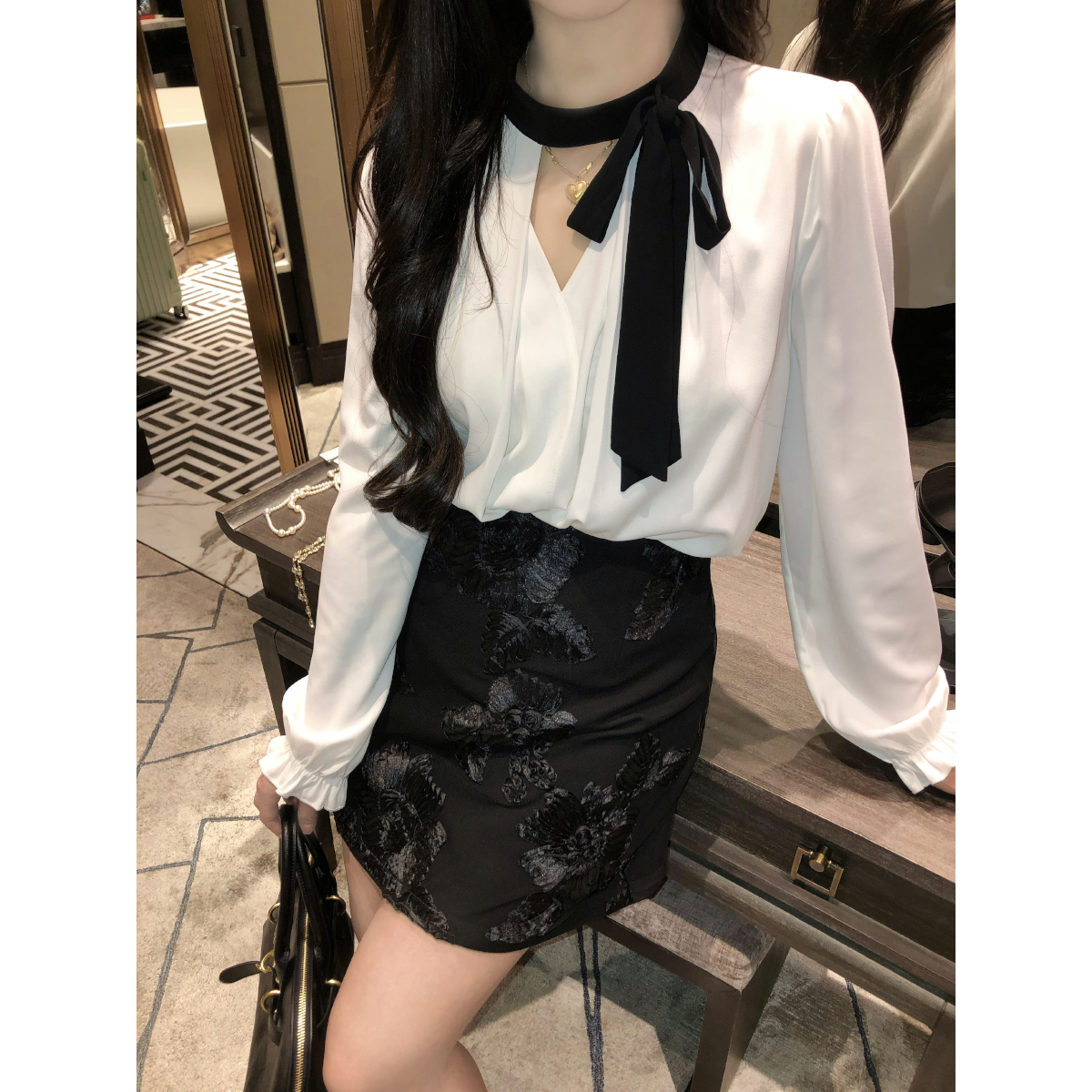 李潇洒【黑夜问白天】微胖大码早秋蝴蝶结系带V领衬衫+盘带绣短半裙