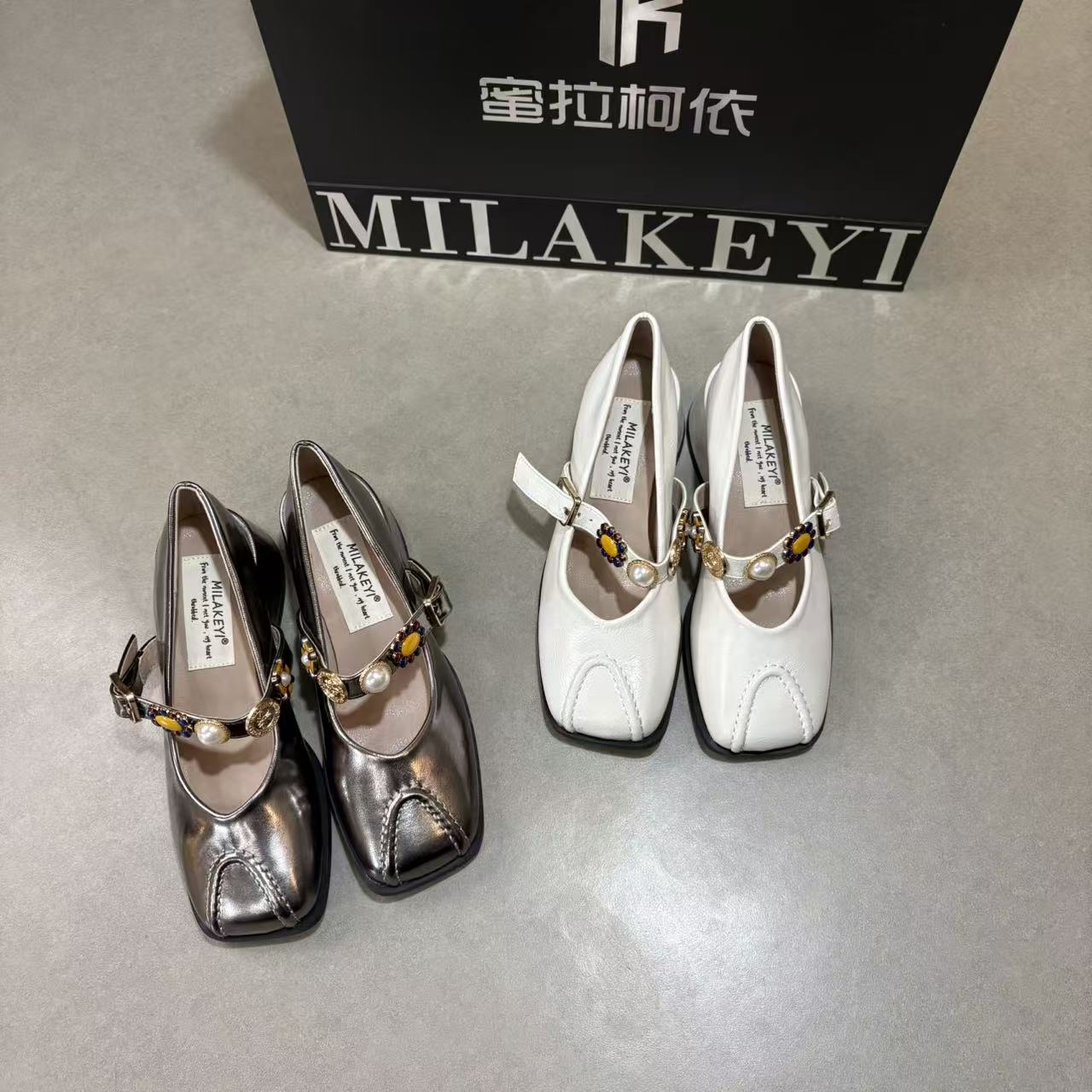 2025年秋冬新款小众民族风爆款真皮徽章扣日常方头粗跟玛丽珍女鞋