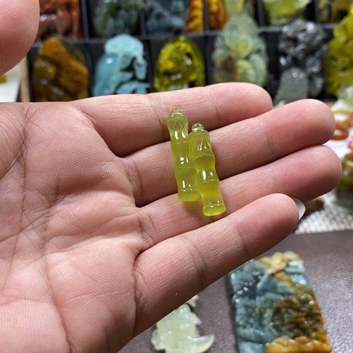 蛇纹石玉未镶嵌耳饰