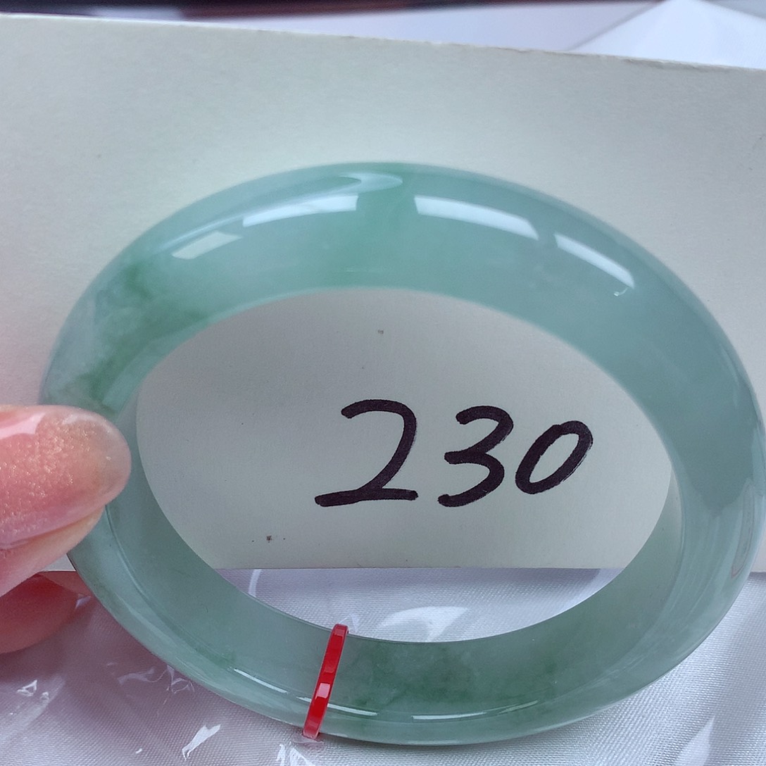 翡翠手镯未镶嵌翡翠