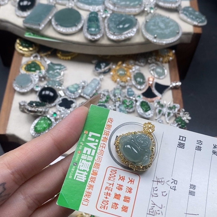 翡翠颈饰未镶嵌翡翠