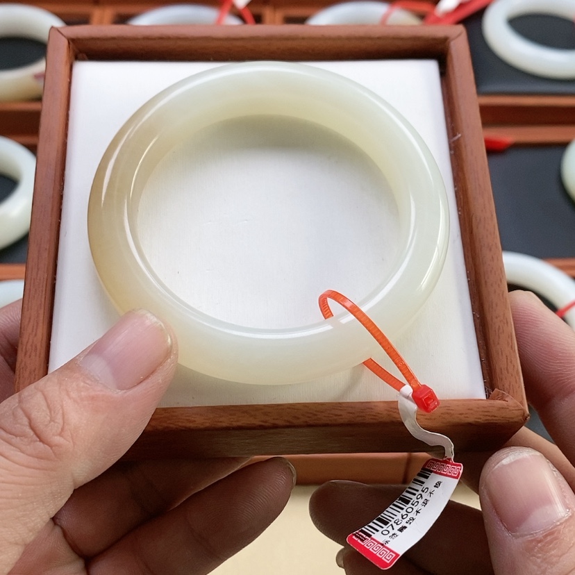 【闪购商品】未镶嵌手镯和田玉三****)