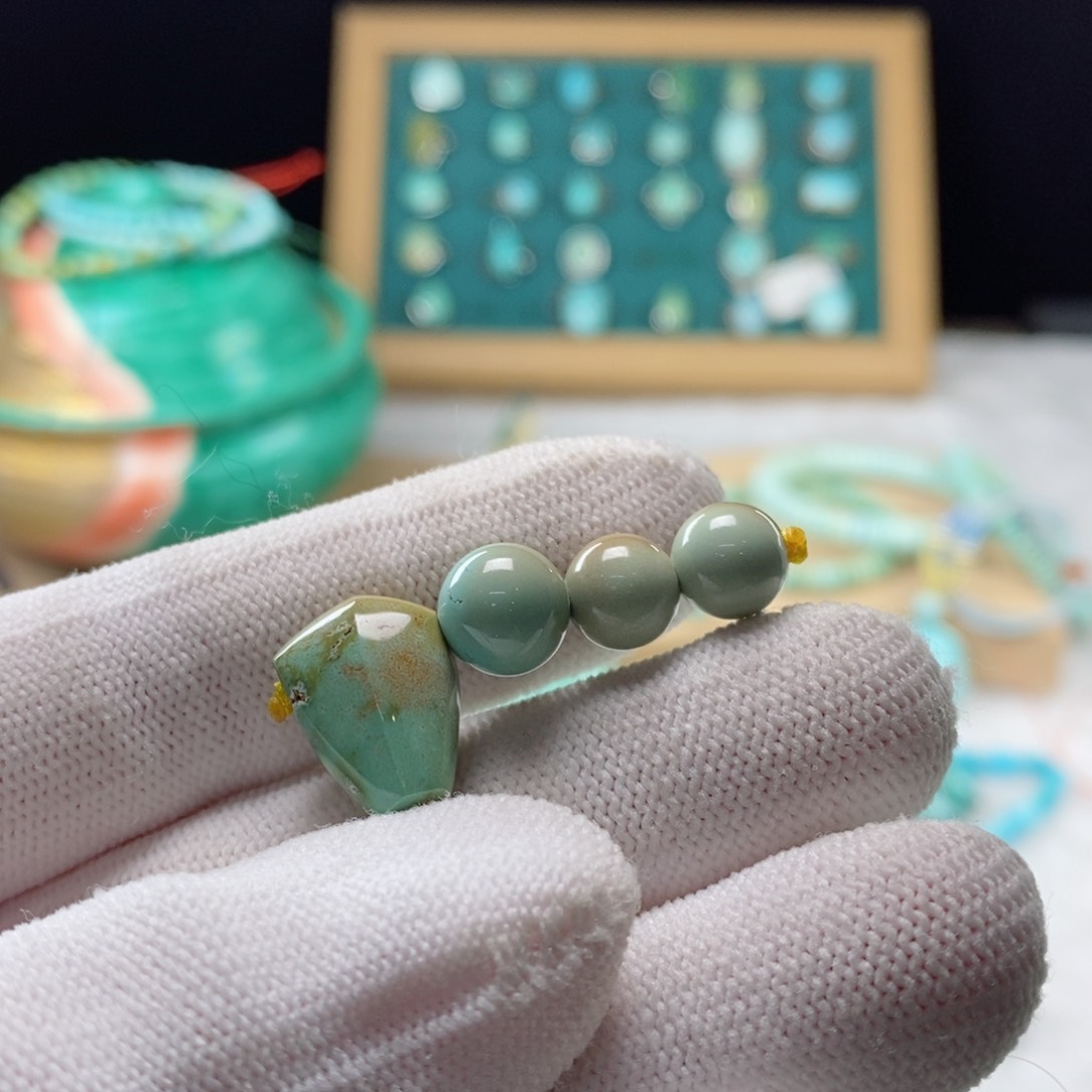 绿松石颈饰未镶嵌