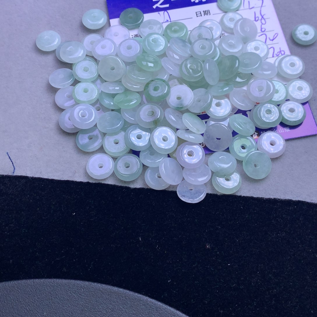 颈饰未镶嵌翡翠河*