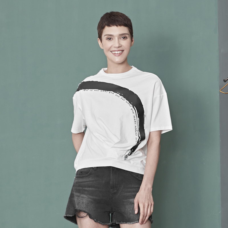 sdeer圣迪奥女2019夏圆领撞色字母不规则摆落肩袖T恤S19280128