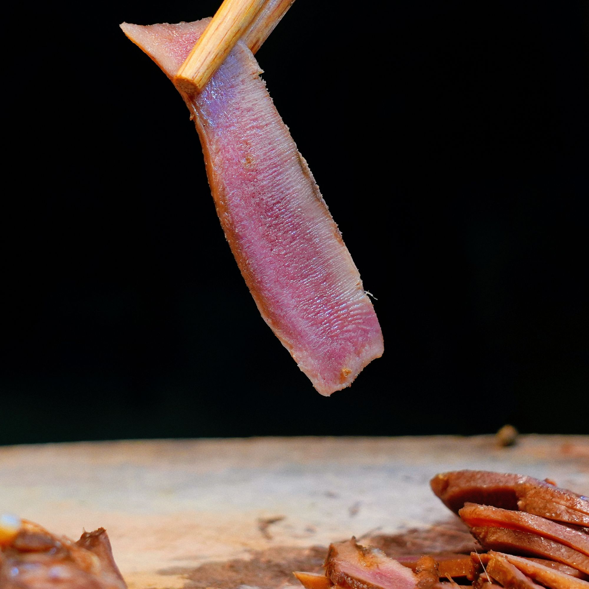 风吹猪舌传统工艺腌制农家风干口条无烟熏，略带甜味，咸香美味