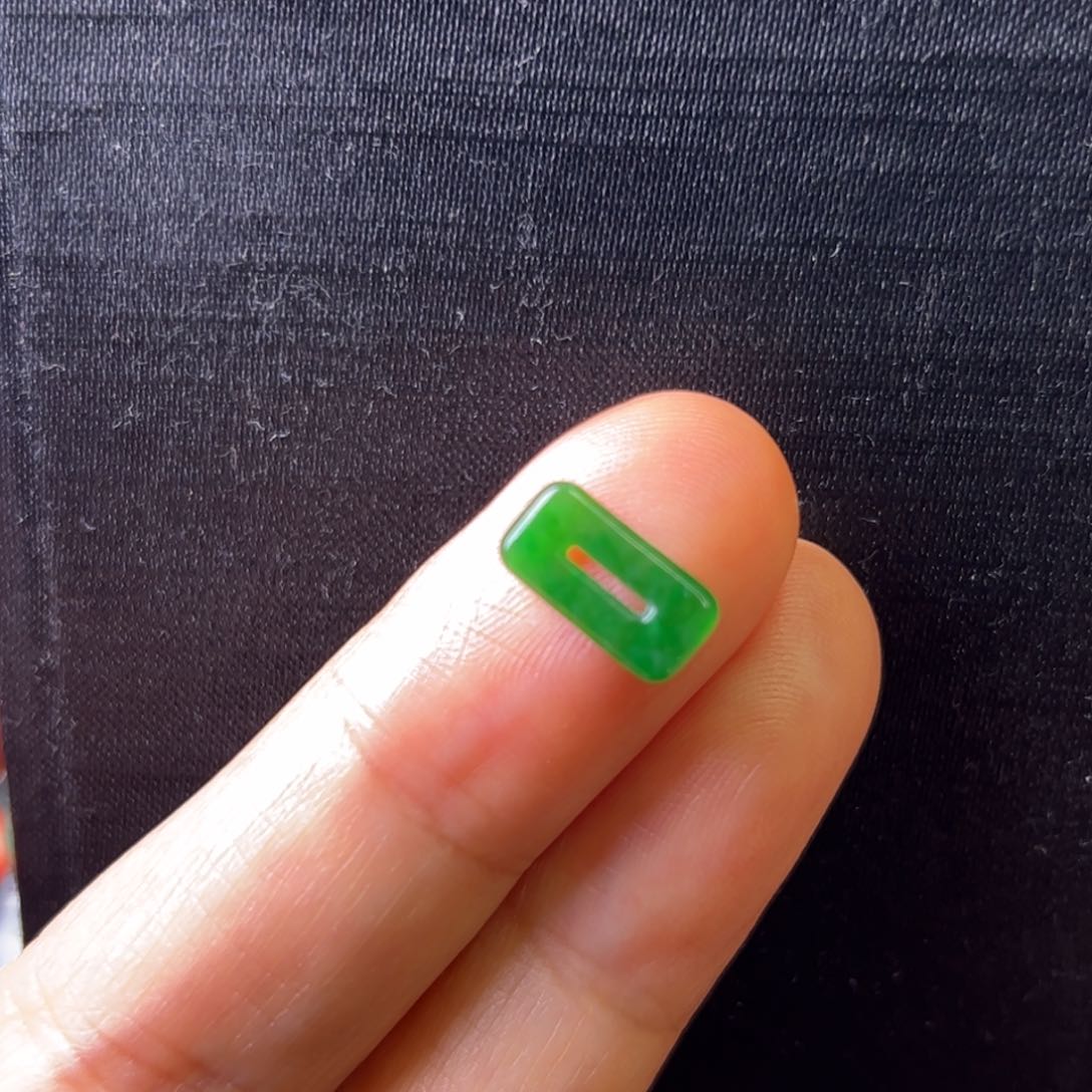 翡翠颈饰未镶嵌方糖扣