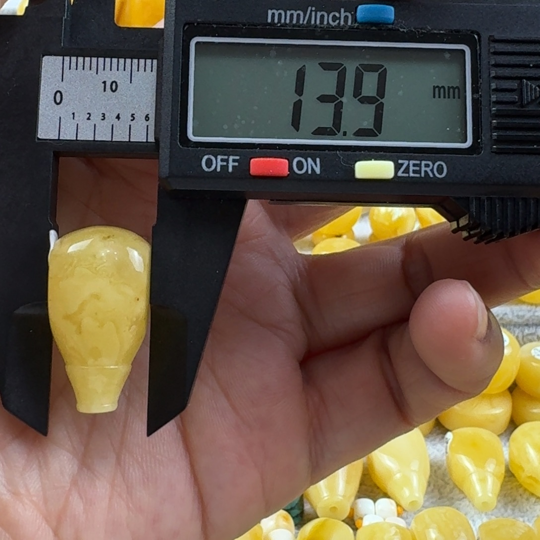 公***輝蜜蜡未镶嵌裸石17杂