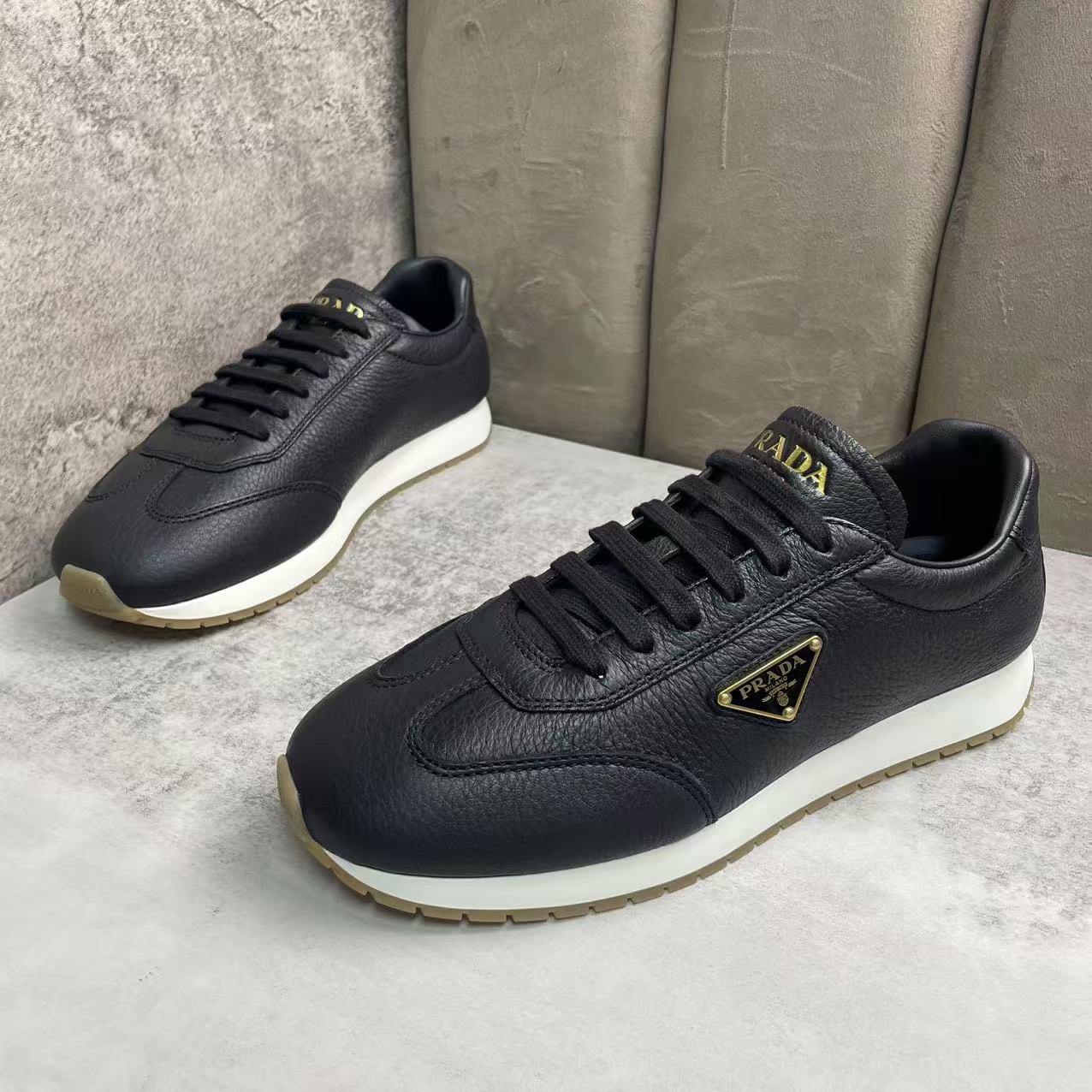 全新未使用 Prada/普拉达 黑色皮革金色三角标舒适运动鞋/41.5码