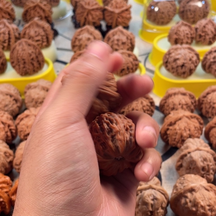 钱***锦桃核吊坠磨盘狮子头