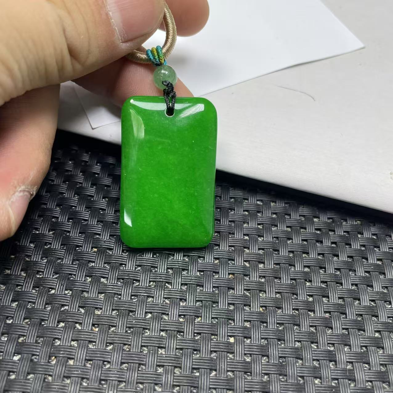 蜡绿小无事带绳吊坠-1WQ1220