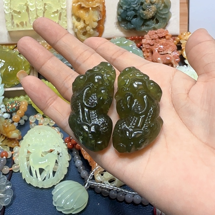 未镶嵌蛇纹石玉吊坠