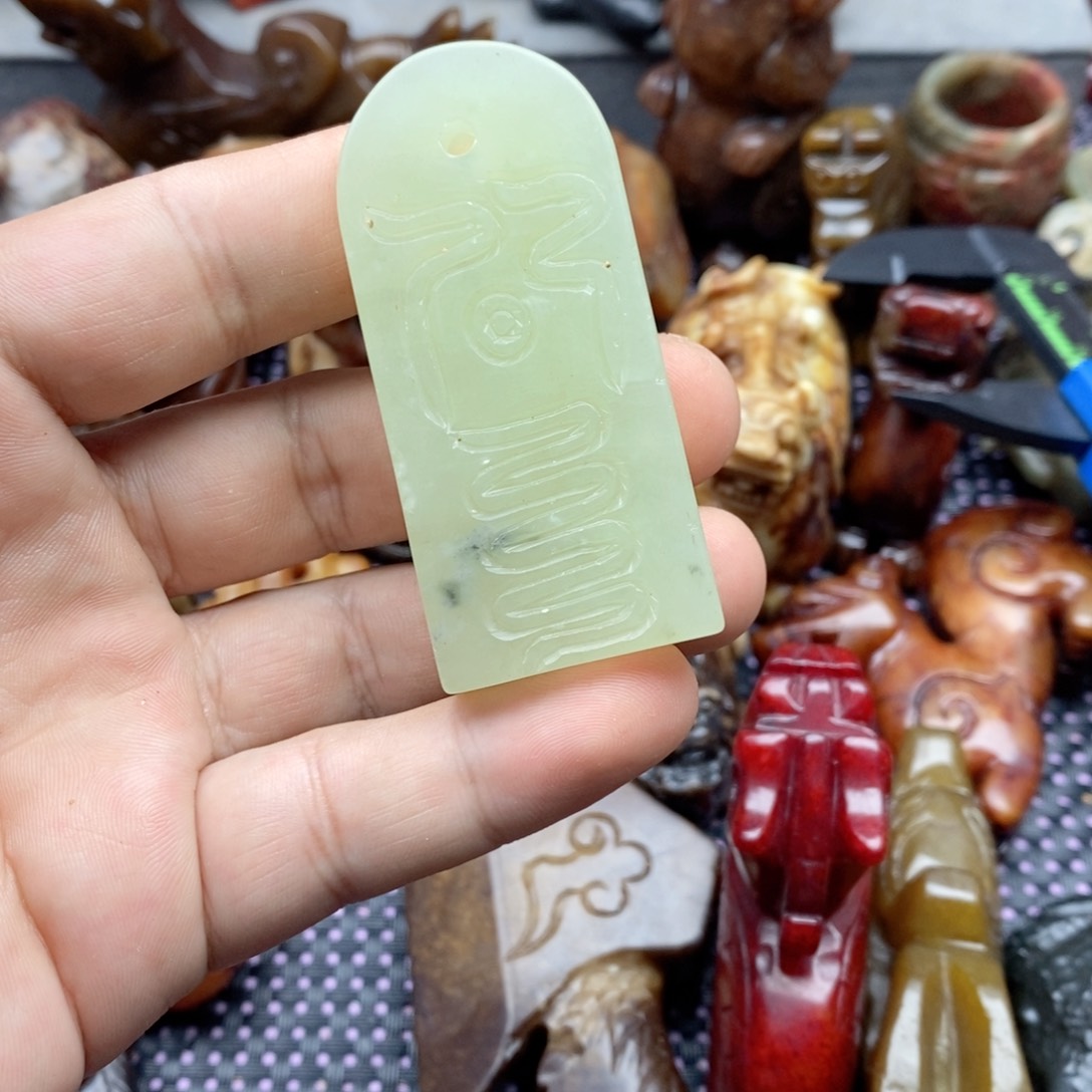 蛇纹石玉未镶嵌颈饰