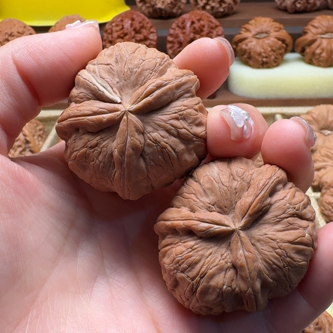 文玩核桃吊坠元宝三棱黄尖42