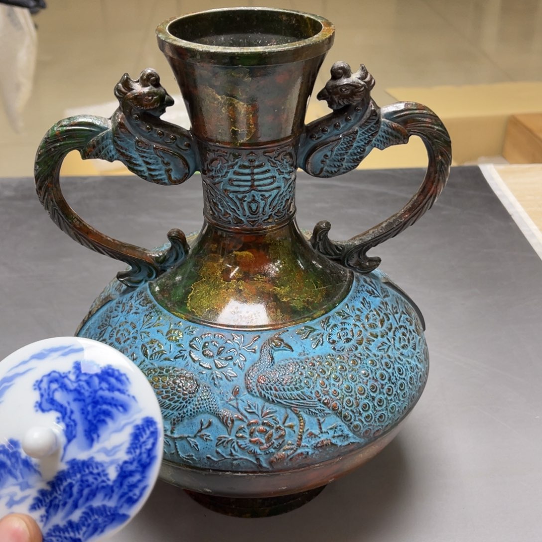 瓷片江***烟密密麻麻地排列着一个