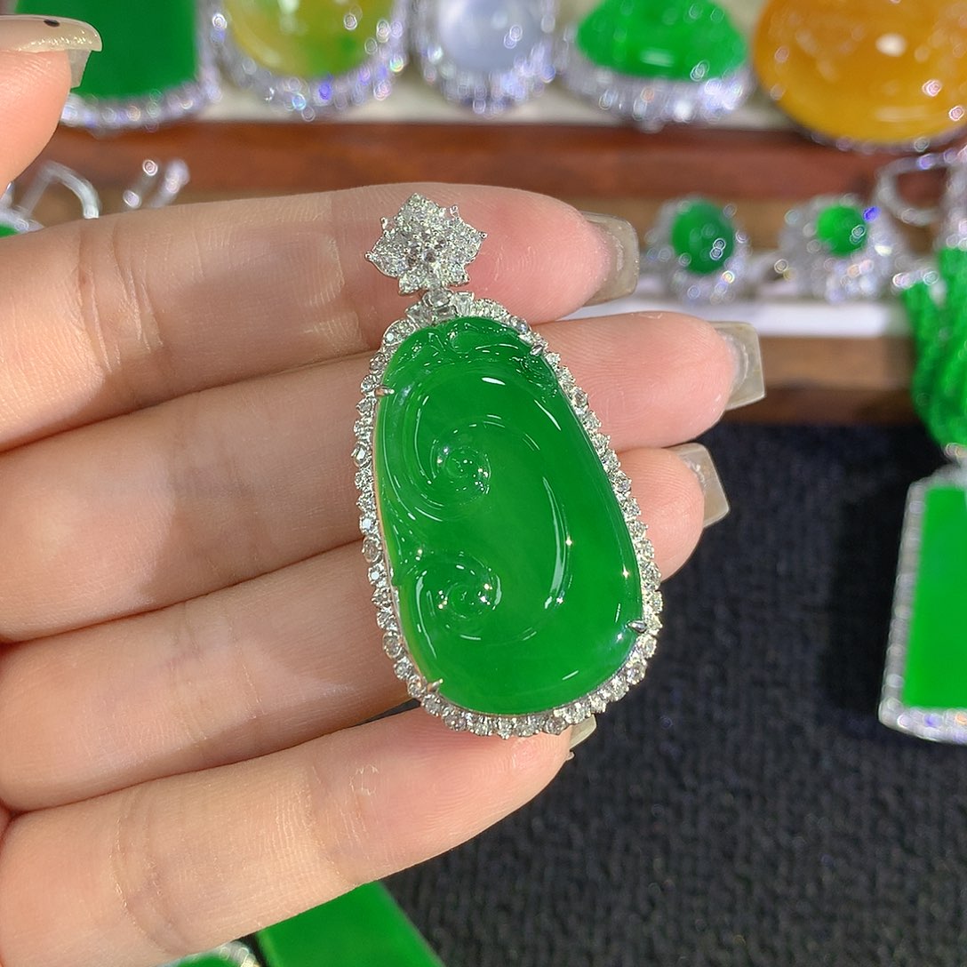 颈饰18K金镶嵌翡翠如意