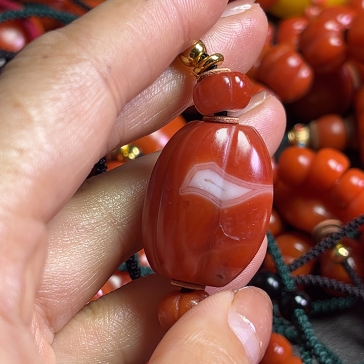 颈饰琉璃红**仰琉璃…………..