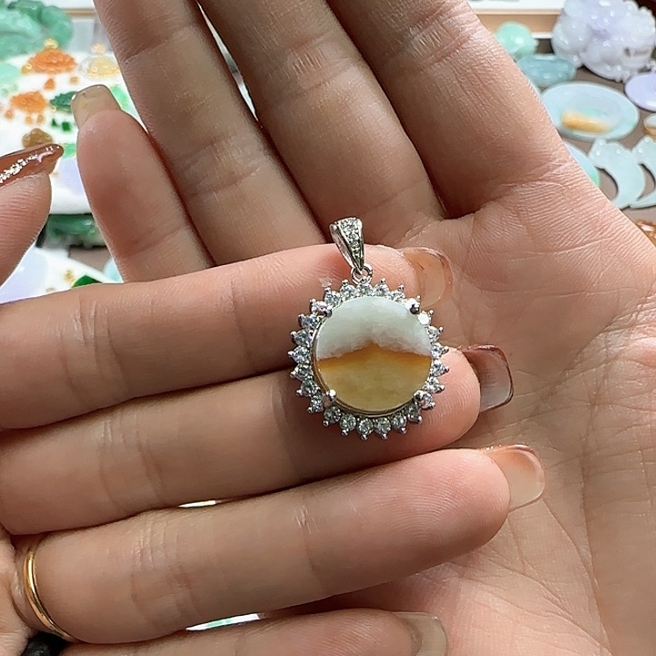 翡翠颈饰未镶嵌无事牌