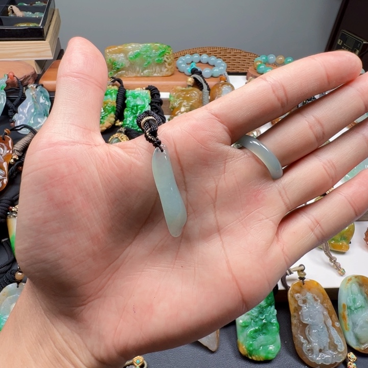 翡翠未镶嵌颈饰未