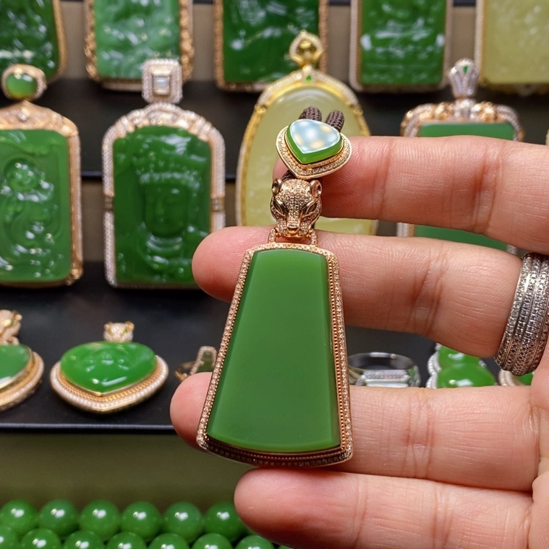 和田玉挂件18K金镶嵌天*