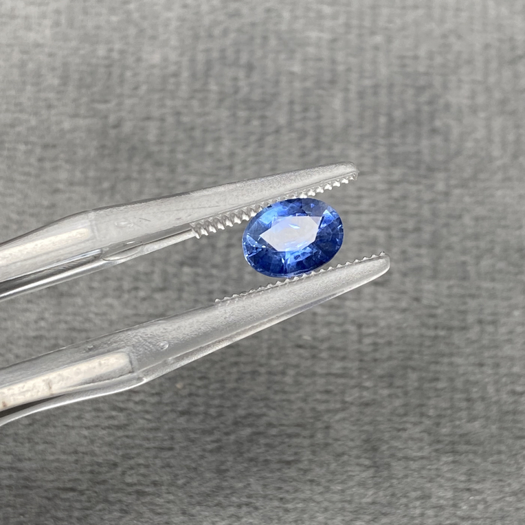 1.02ct 矢车菊 椭圆老烧 裸石未镶嵌 011