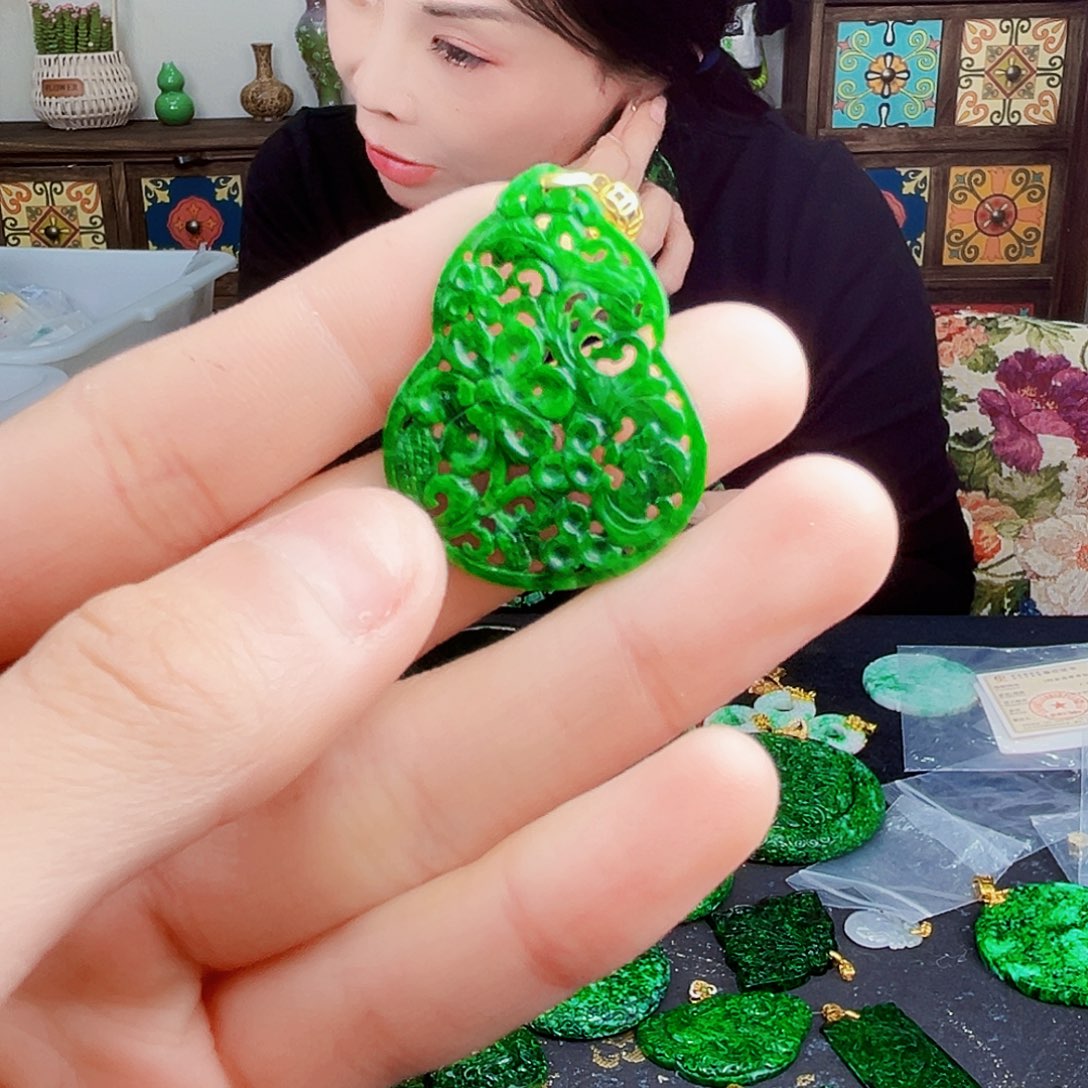 颈饰18K金镶嵌翡翠多样性