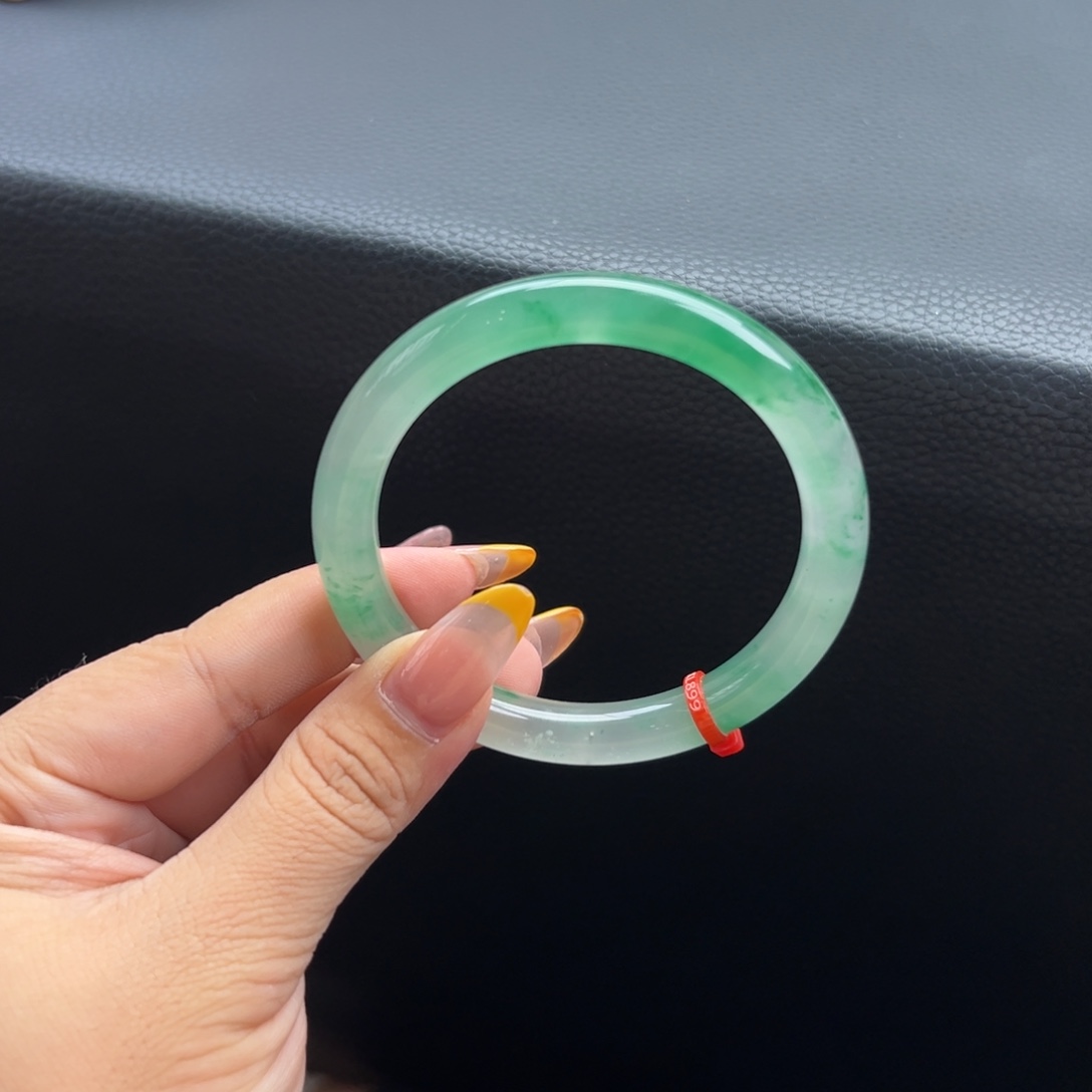 凉****未镶嵌手镯石英质玉57