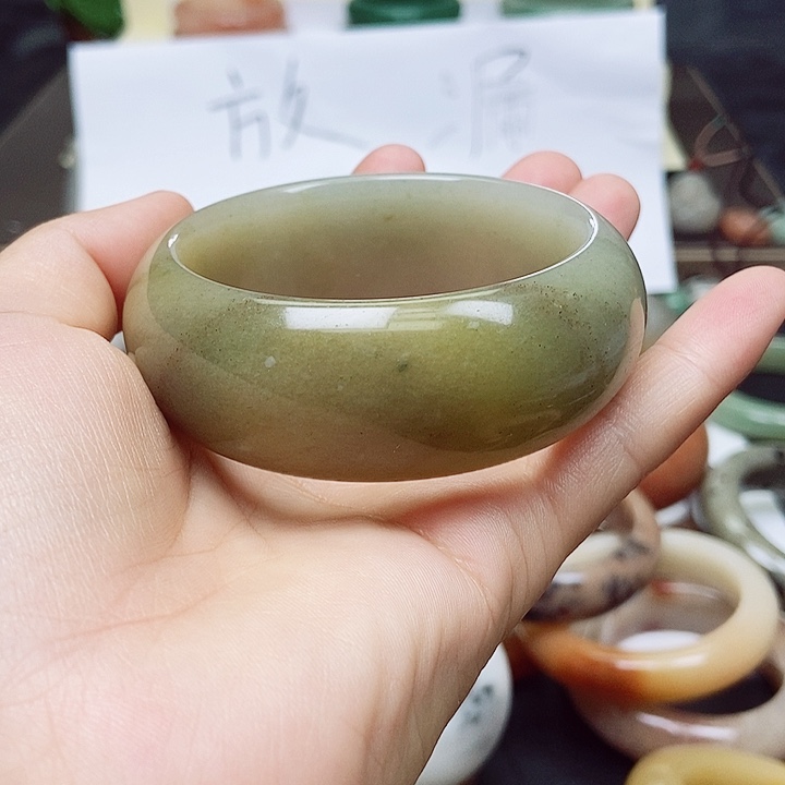 石英质玉手镯未镶嵌