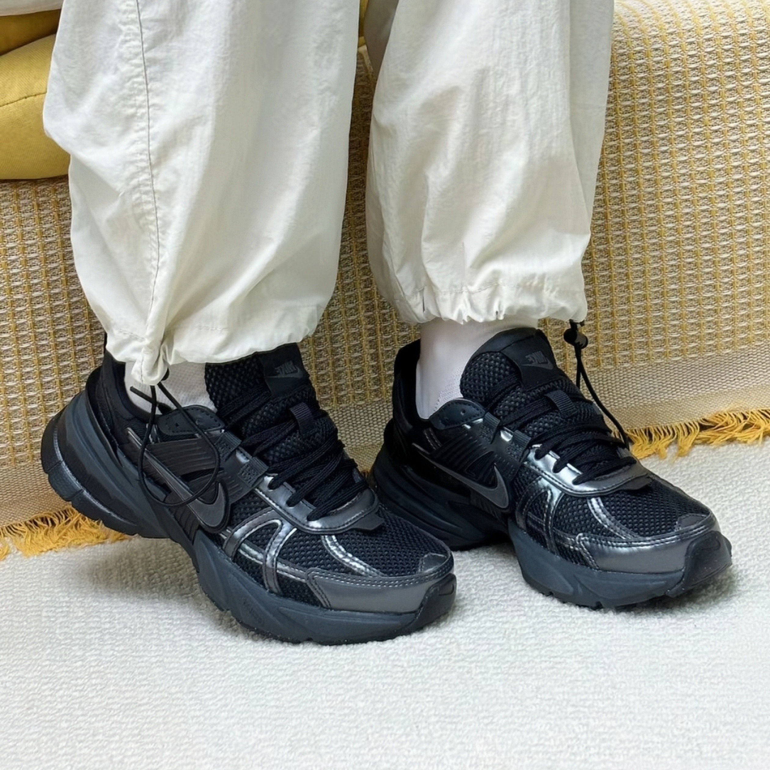 NIKE/耐克V2K Run 运动百搭 休闲通勤跑步鞋男女黑武士HJ4497-001