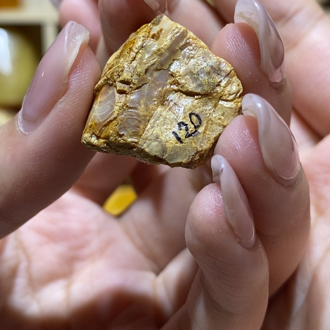 灬***灬定制琥珀蜜蜡原石。M4.35