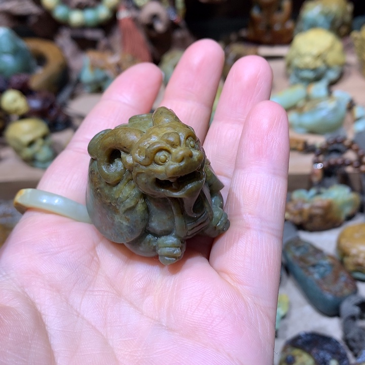 未镶嵌岫岩河磨玉（透闪石质玉）挂件