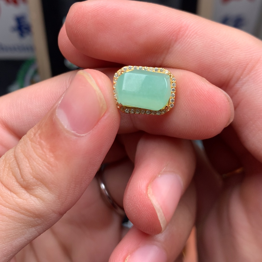 翡翠未镶嵌颈饰你是