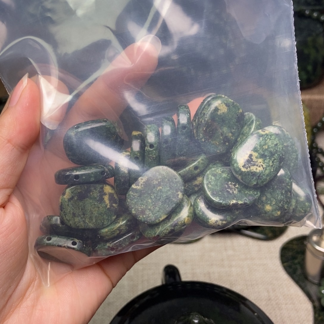 蛇纹石玉未镶嵌颈饰陈***画