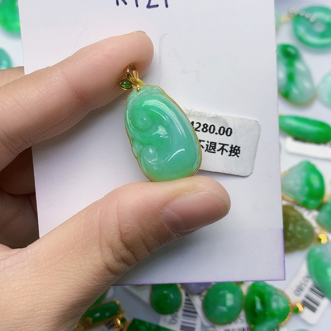 颈饰18K金镶嵌翡翠