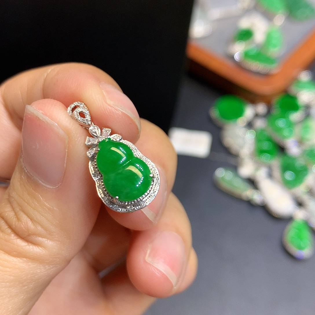 翡翠吊坠(不含链)18K金镶嵌