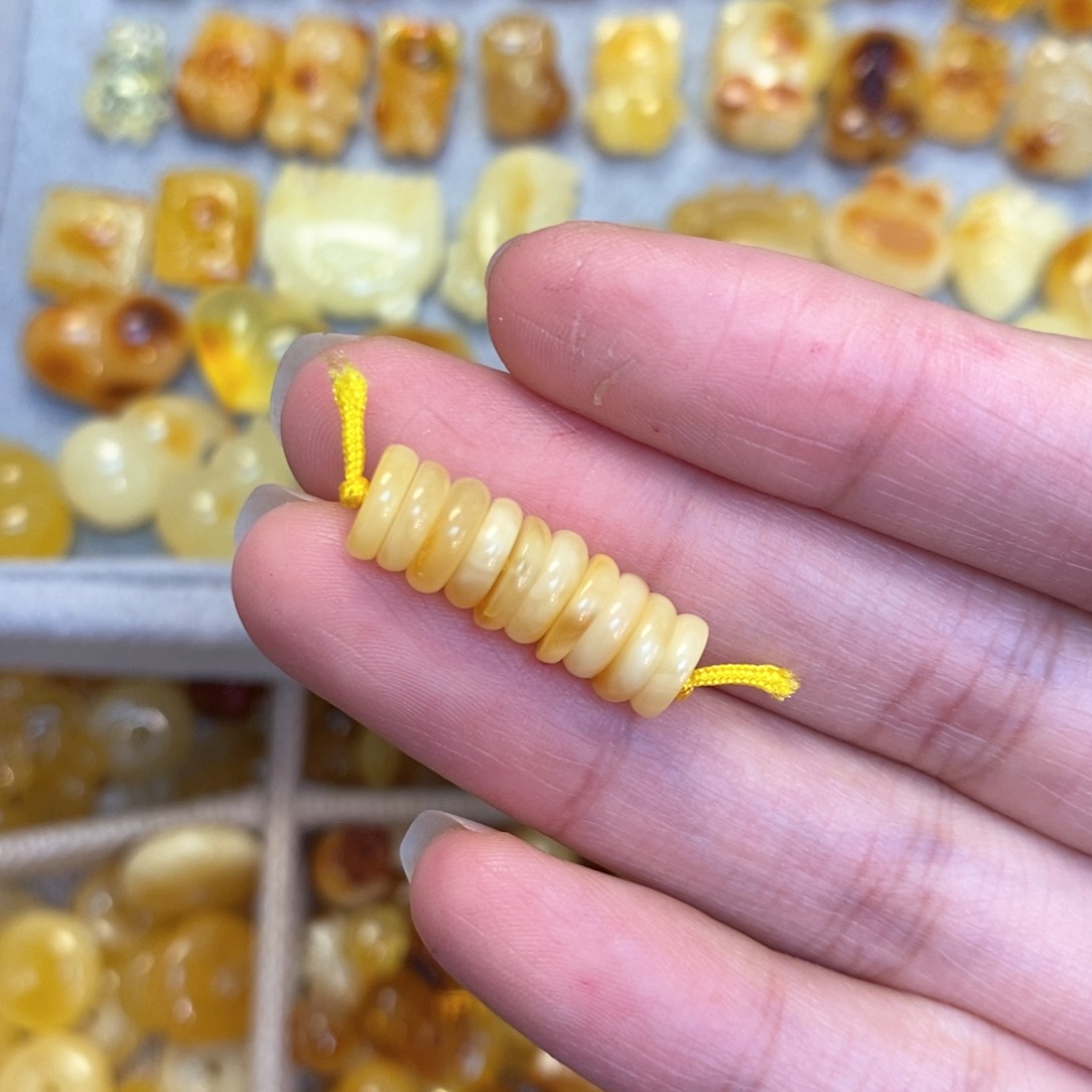 蜜蜡颈饰未镶嵌时**然隔片