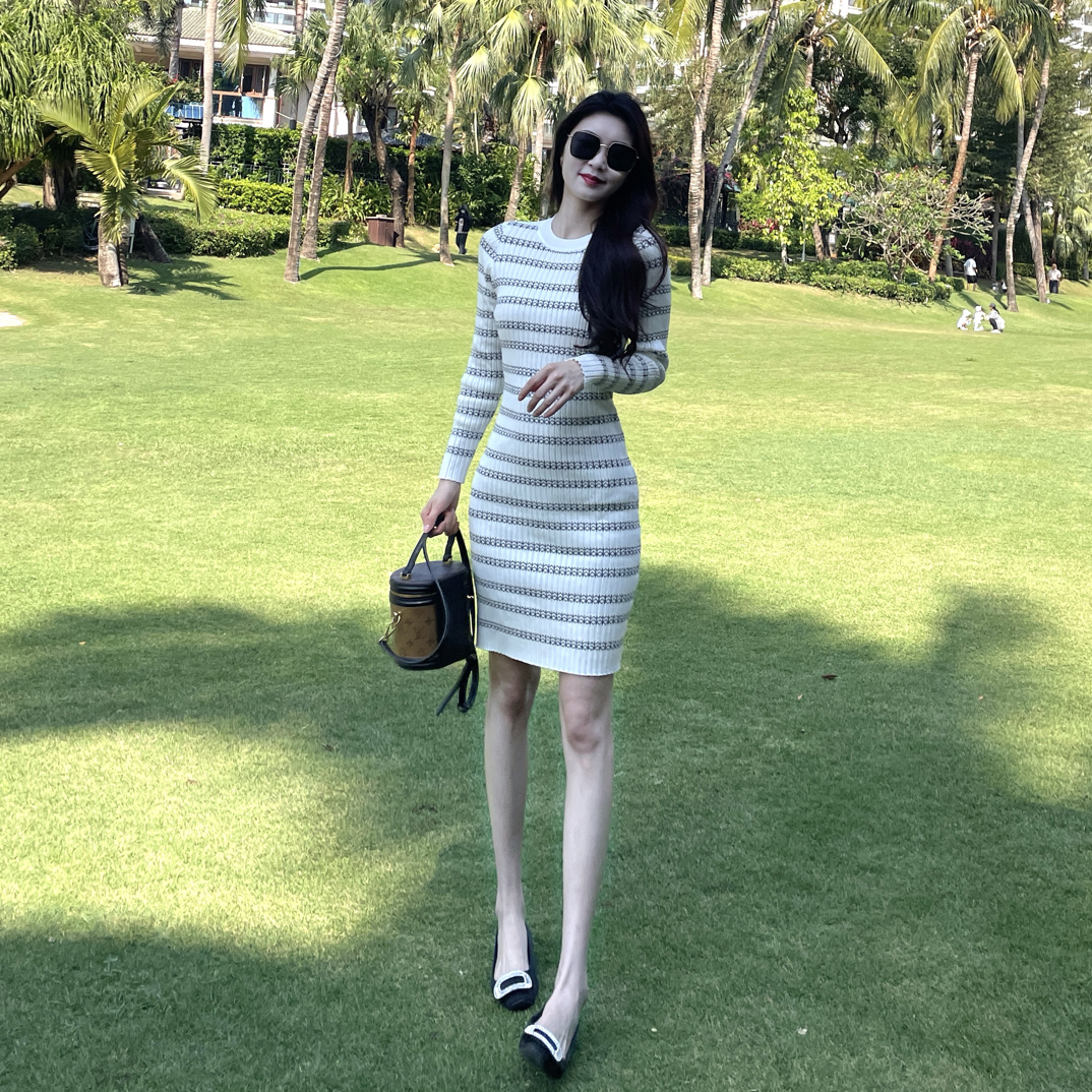 秋冬条纹针织长袖连衣裙厚款显瘦气质法式修身收腰纯欲时尚
