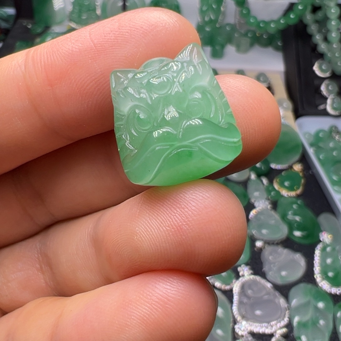 石英质玉（非洲翠）未镶嵌颈饰