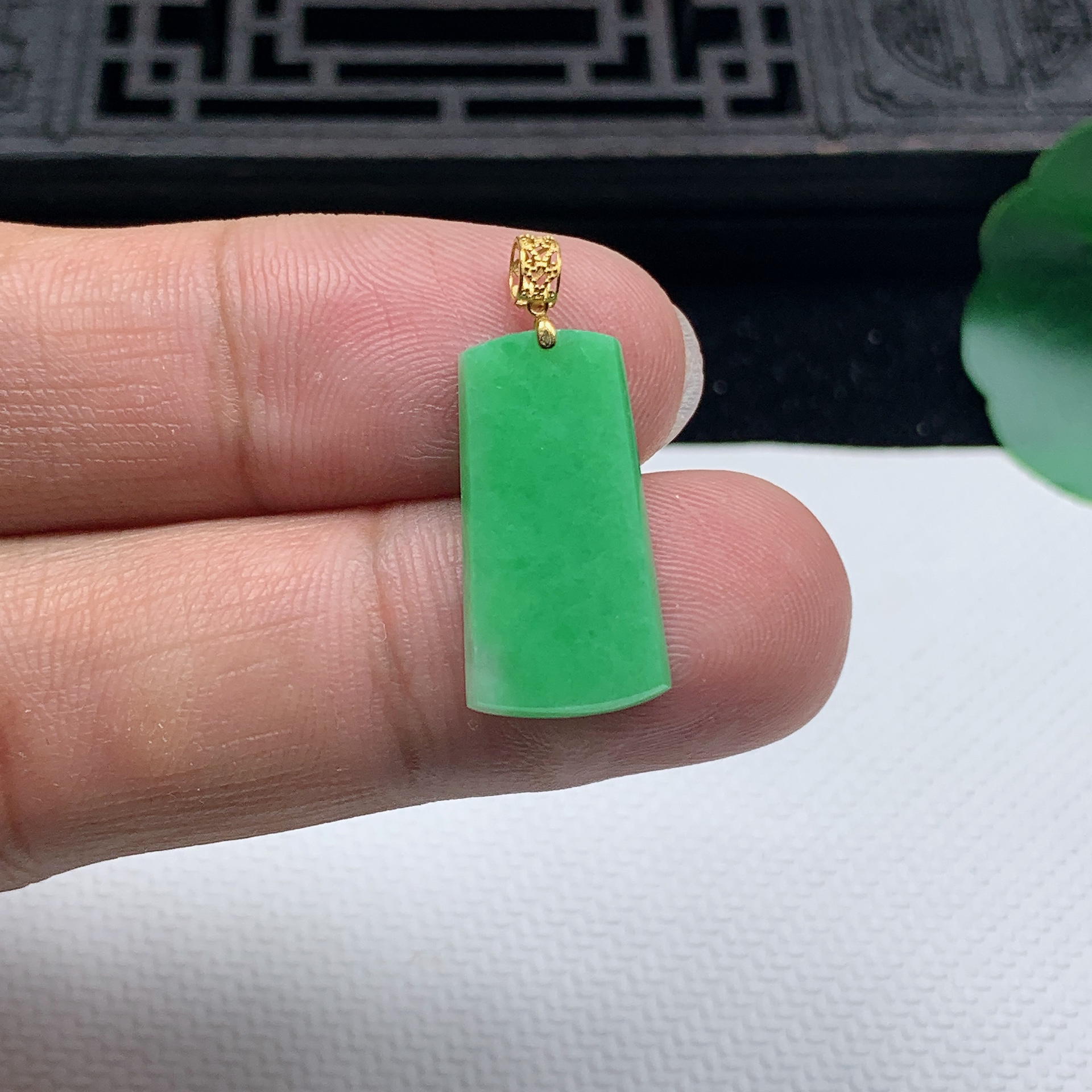 缅甸天然翡翠A货18K金扣飘阳绿素面牌吊坠尺寸21.3*11.1*2.2mm
