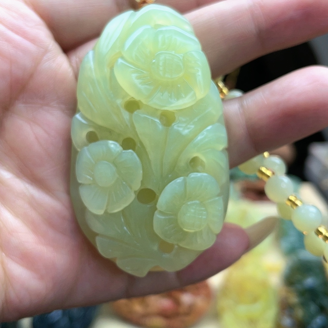 蛇纹石玉颈饰未镶嵌