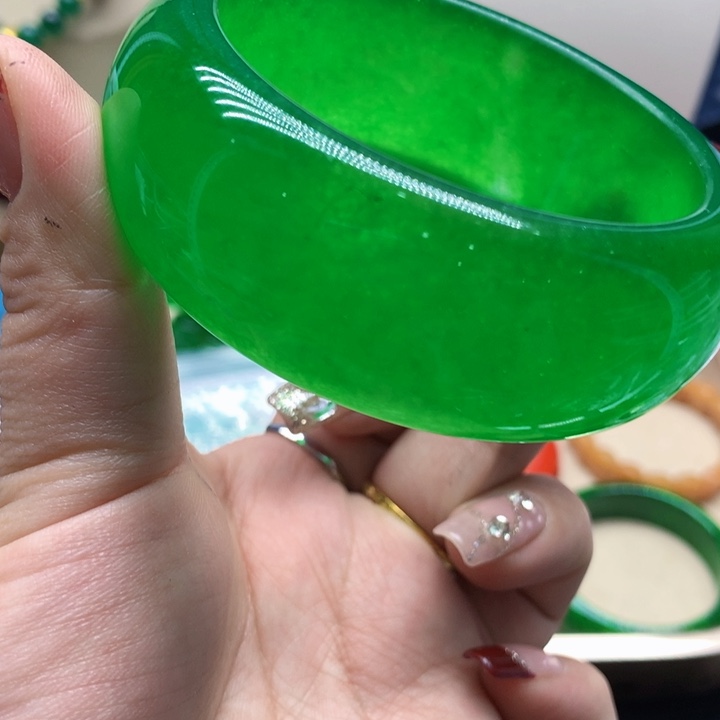 翡翠颈饰未镶嵌手镯