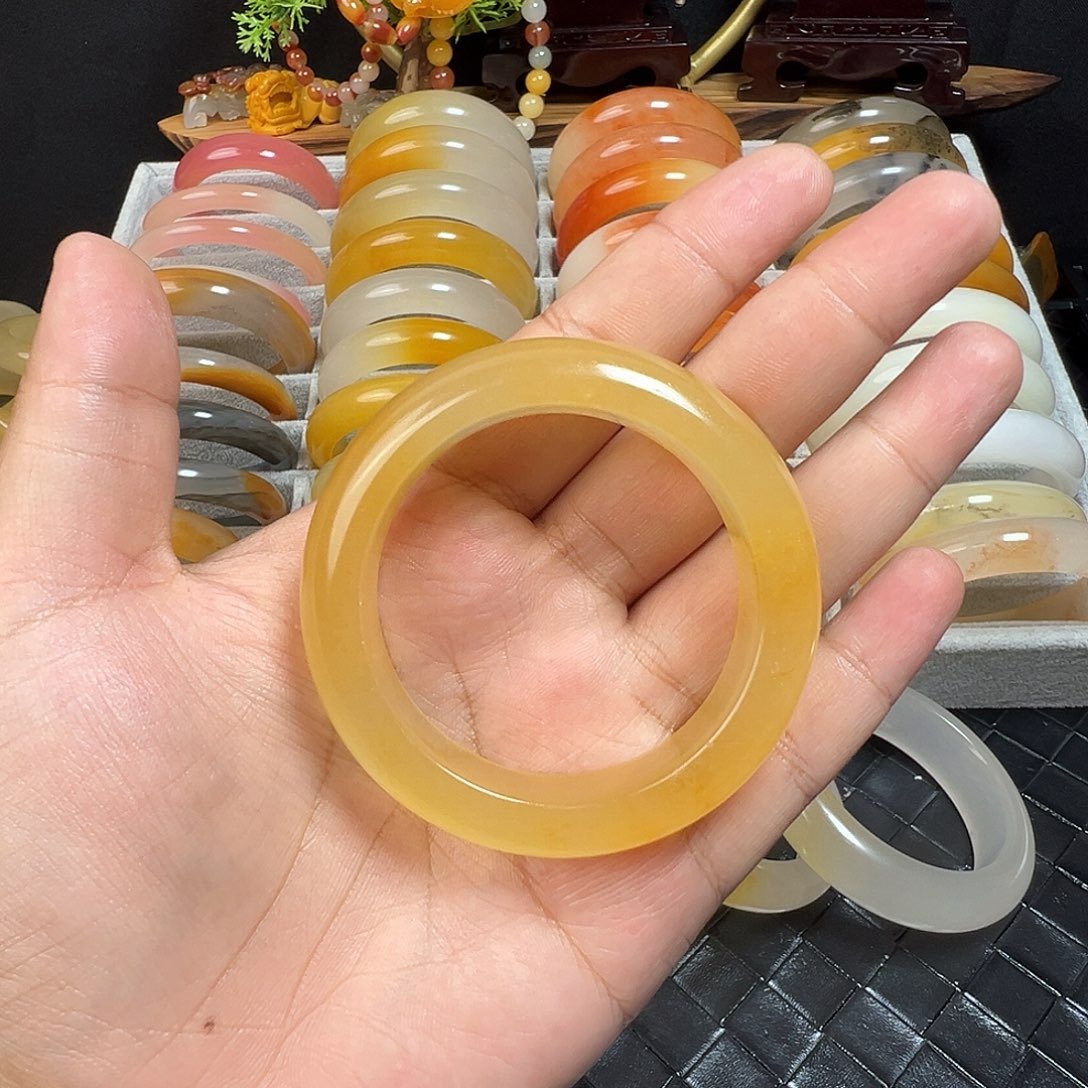 尔***。石英质玉（黄龙玉）未镶嵌手镯
