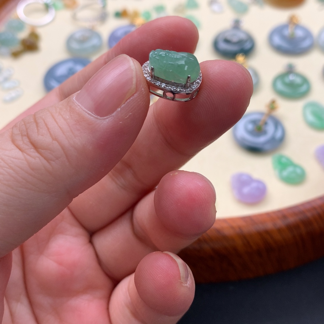 翡翠银S925镶嵌颈饰翡翠貔貅