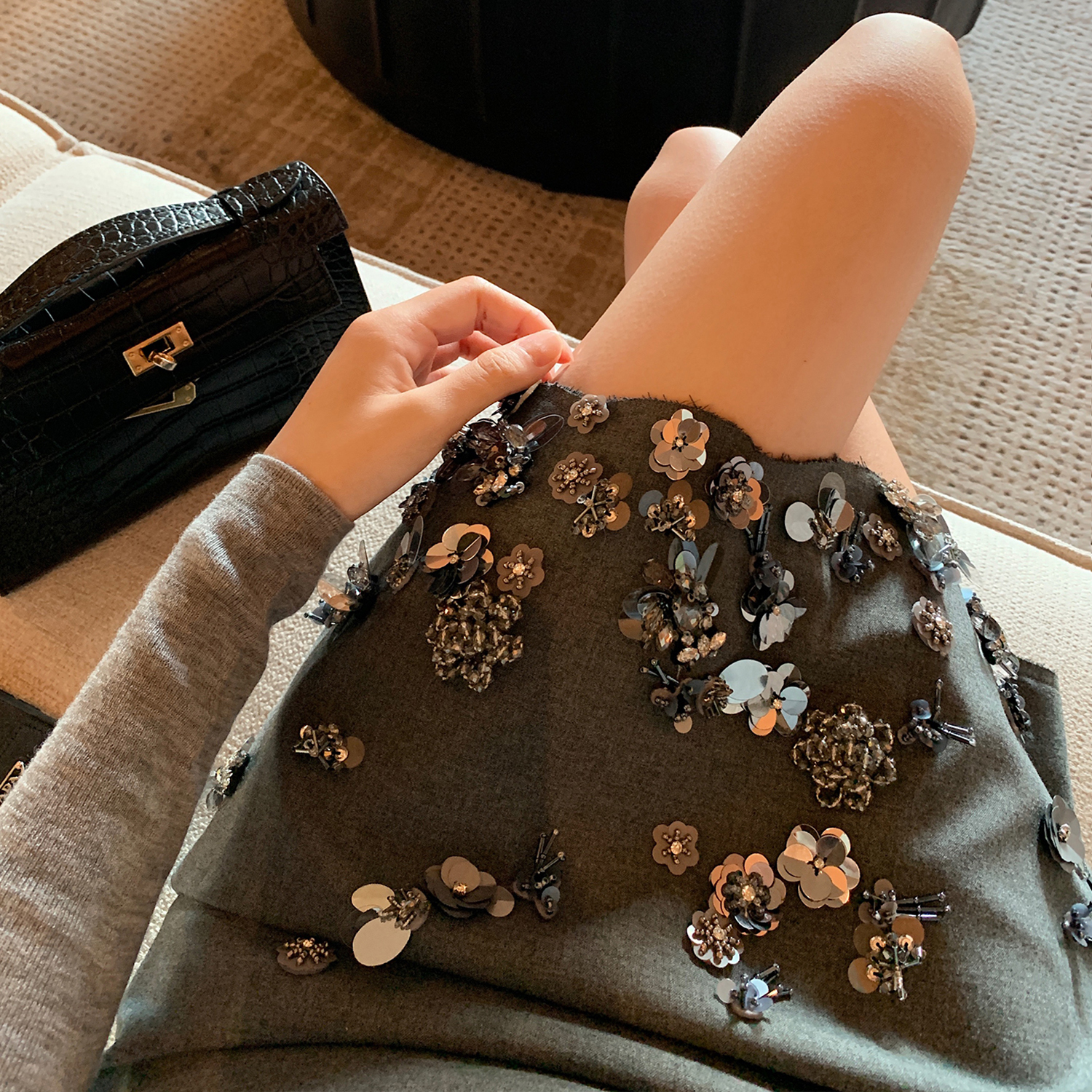 “静奢贵女私服”极繁主义的时髦艺术生～重磅重工钉珠格雷半裙！