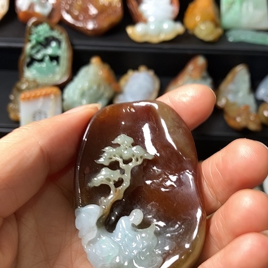 翡翠未镶嵌颈饰山水挂件