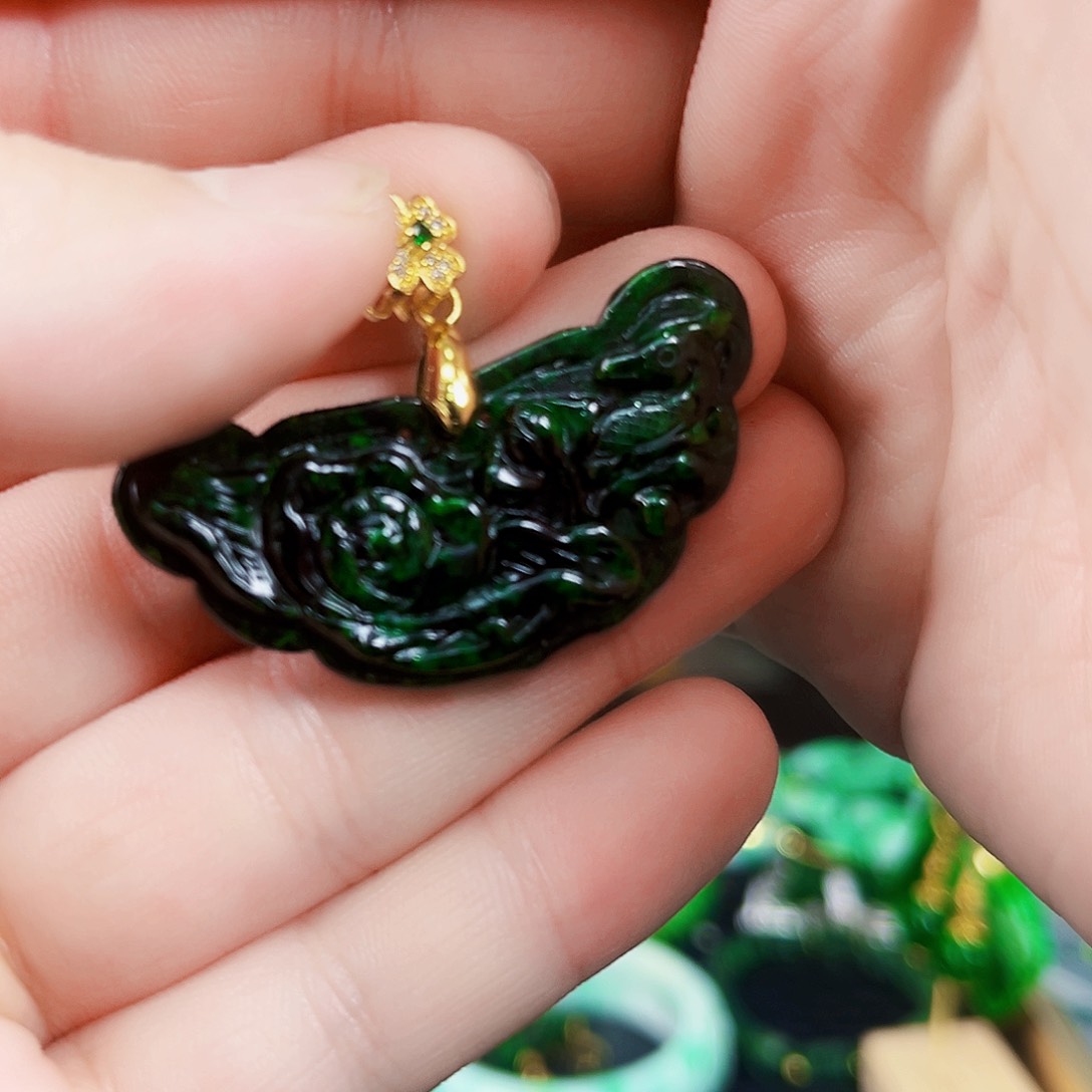 翡翠颈饰未镶嵌吊坠