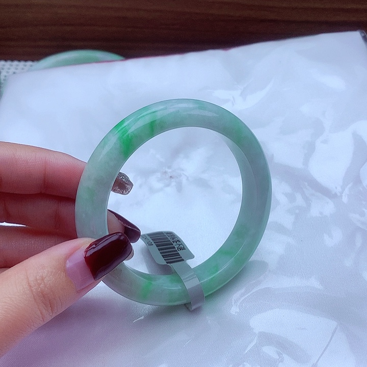 翡翠手镯未镶嵌翡翠