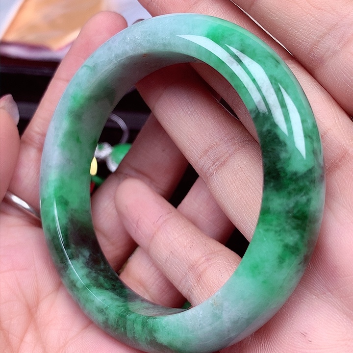 翡翠手镯未镶嵌翡翠